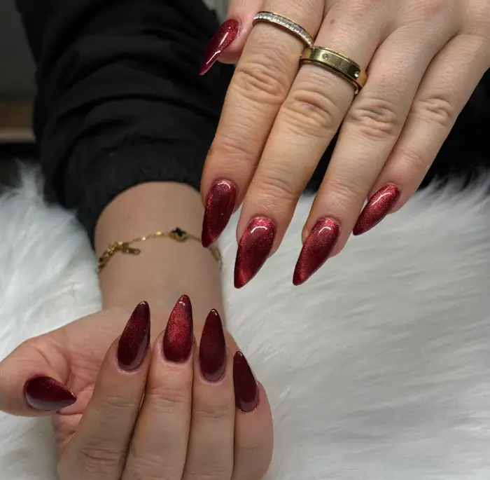 red nails style